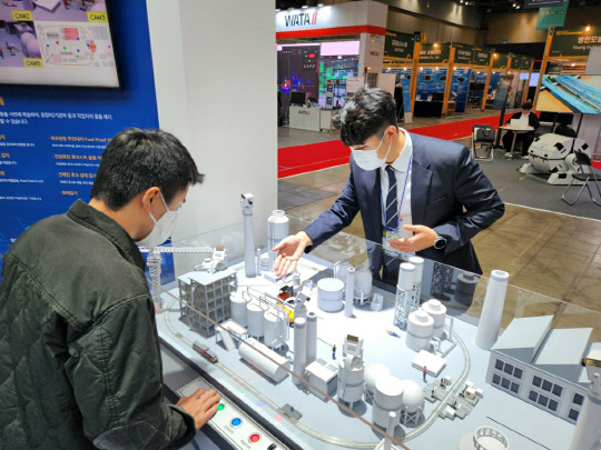 포스코ICT 직원들이 제조·건설·플랜트 현장의 안전을 관리하는 '스마트 통합안전솔루션'을 선보이고 있다. 포스코ICT 제공